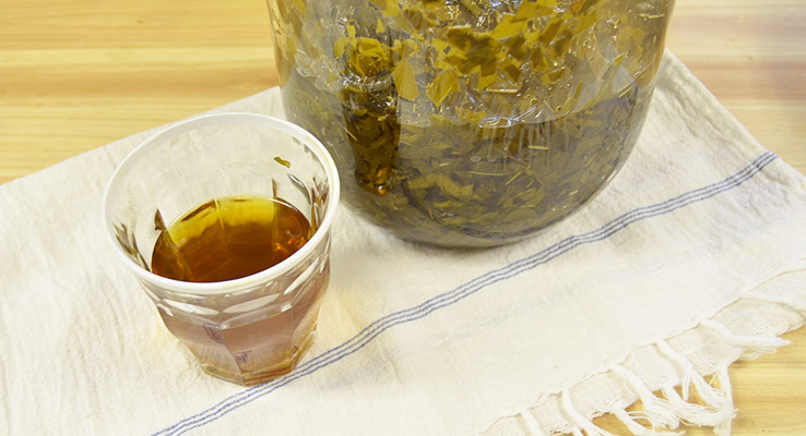 桃の葉エキスとグラス