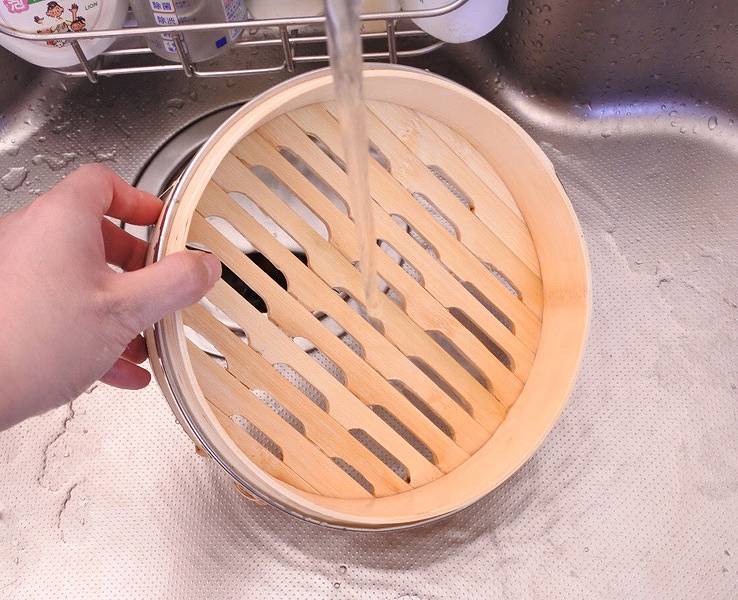 せいろを水で濡らす