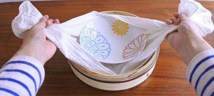 器ごと蒸す時はふきんを使う
