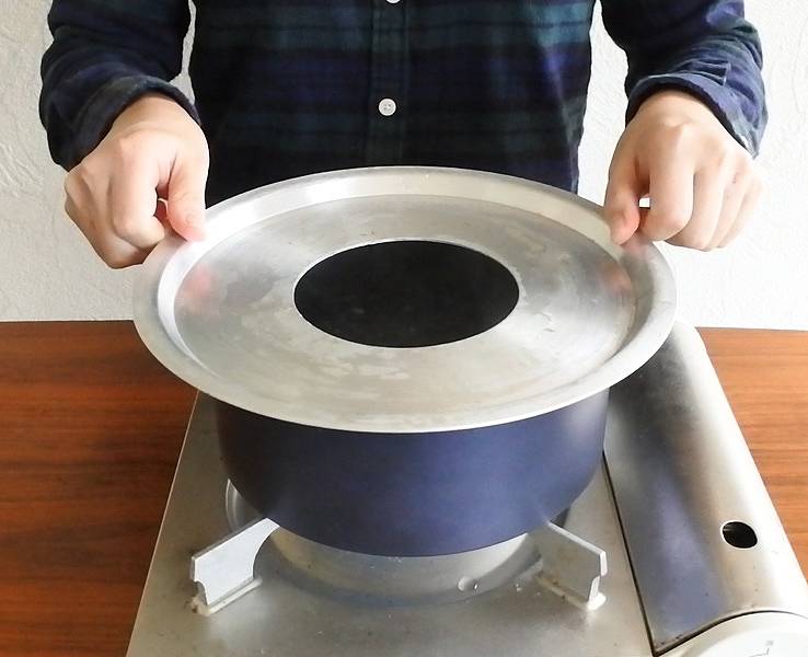 蒸し板をのせる