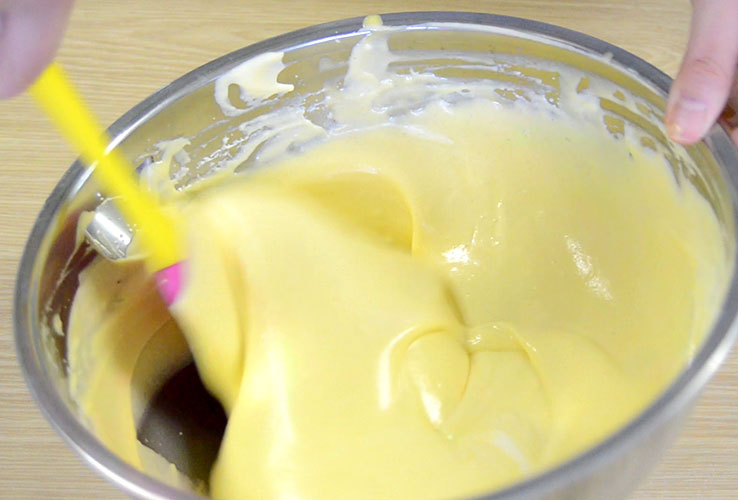 卵黄生地とメレンゲをあわせる