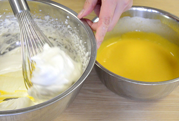 卵黄生地とメレンゲをあわせる