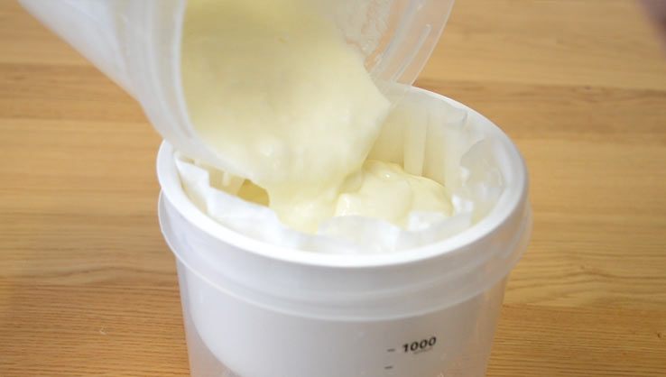 ヨーグルトをバスケットに入れる