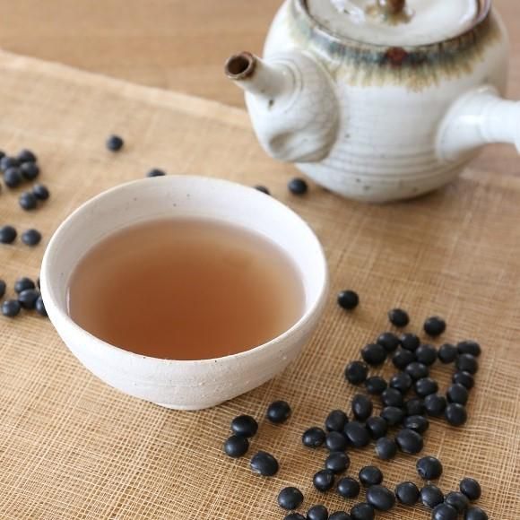 カップに入れた黒豆茶と、急須、まわりに置いた黒豆