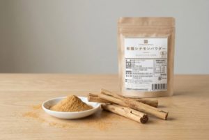 かわしま屋の有機セイロンシナモンパウダー30gの袋と、小皿に盛ったパウダー・シナモンスティック